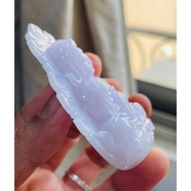 天然A貨緬甸玉 冰潤櫻花紫火焰款雕工坐蓮淨瓶觀音翡翠佛牌 厚實過底滿色粉嫩紫 雕工立體法像清晰 一刀切厚庄牌形-細節圖4