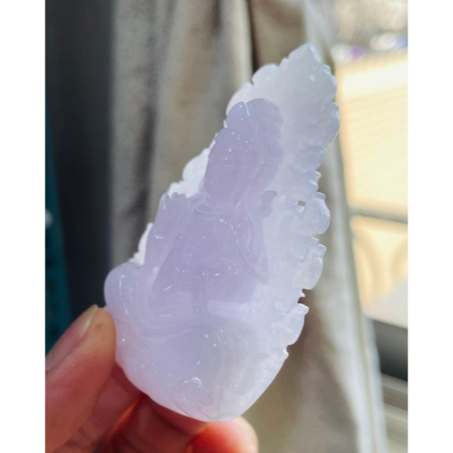 天然A貨緬甸玉 冰潤櫻花紫火焰款雕工坐蓮淨瓶觀音翡翠佛牌 厚實過底滿色粉嫩紫 雕工立體法像清晰 一刀切厚庄牌形-細節圖5