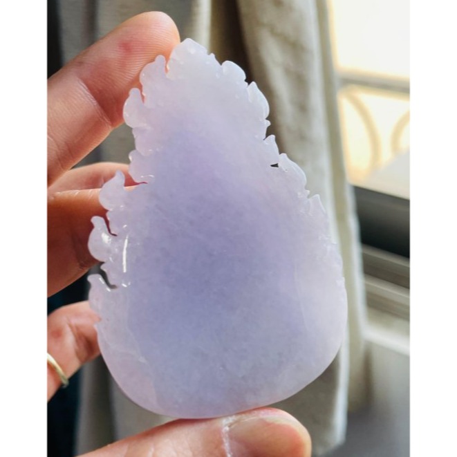 天然A貨緬甸玉 冰潤櫻花紫火焰款雕工坐蓮淨瓶觀音翡翠佛牌 厚實過底滿色粉嫩紫 雕工立體法像清晰 一刀切厚庄牌形-細節圖6