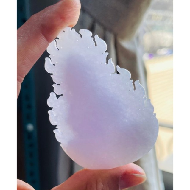 天然A貨緬甸玉 冰潤櫻花紫火焰款雕工坐蓮淨瓶觀音翡翠佛牌 厚實過底滿色粉嫩紫 雕工立體法像清晰 一刀切厚庄牌形-細節圖7