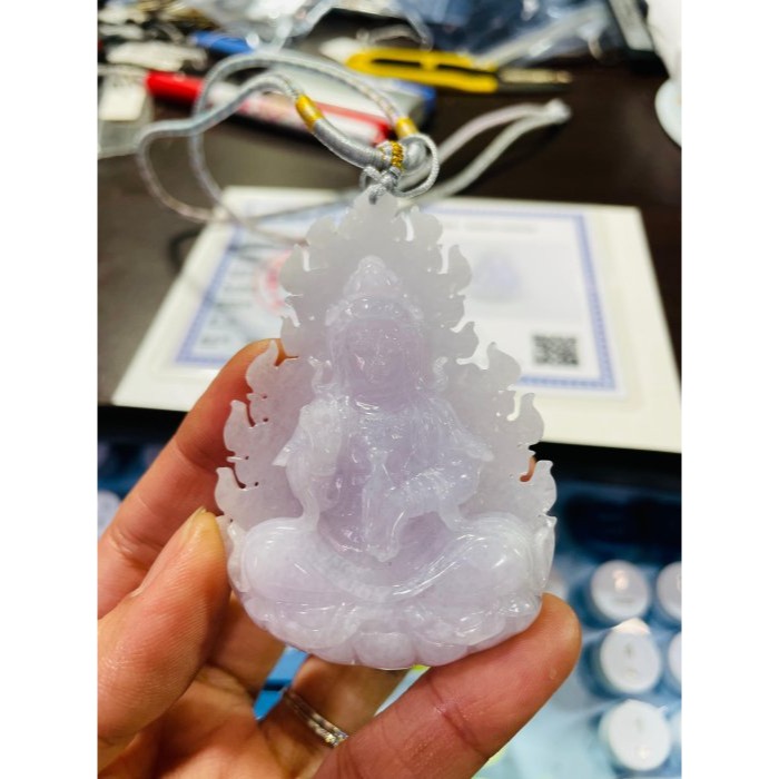 天然A貨緬甸玉 冰潤櫻花紫火焰款雕工坐蓮淨瓶觀音翡翠佛牌 厚實過底滿色粉嫩紫 雕工立體法像清晰 一刀切厚庄牌形-細節圖9