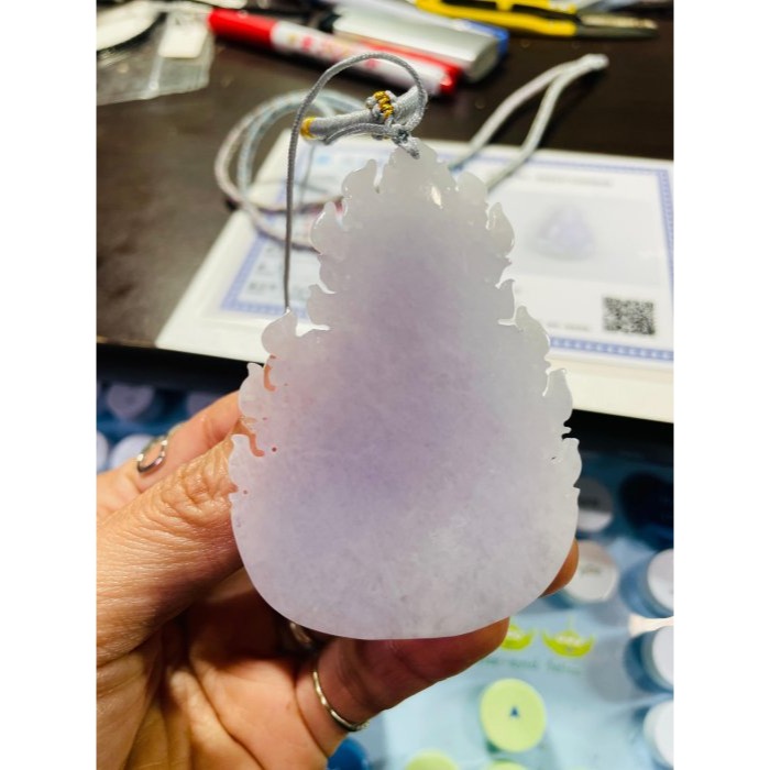 天然A貨緬甸玉 冰潤櫻花紫火焰款雕工坐蓮淨瓶觀音翡翠佛牌 厚實過底滿色粉嫩紫 雕工立體法像清晰 一刀切厚庄牌形-細節圖10