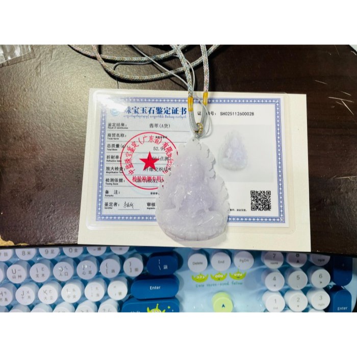 天然A貨緬甸玉 冰潤櫻花紫火焰款雕工坐蓮淨瓶觀音翡翠佛牌 厚實過底滿色粉嫩紫 雕工立體法像清晰 一刀切厚庄牌形-細節圖11