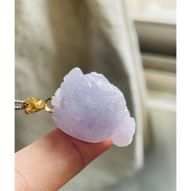 天然A貨緬甸玉 冰潤櫻花紫三腳金蟾翡翠玉墜 冰細肉滿色粉嫩紫 手捧元寶嘴銜錢多多數不完-細節圖2