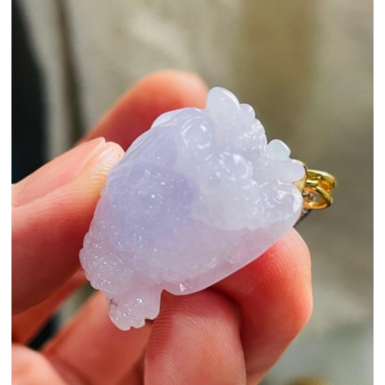 天然A貨緬甸玉 冰潤櫻花紫三腳金蟾翡翠玉墜 冰細肉滿色粉嫩紫 手捧元寶嘴銜錢多多數不完-細節圖5