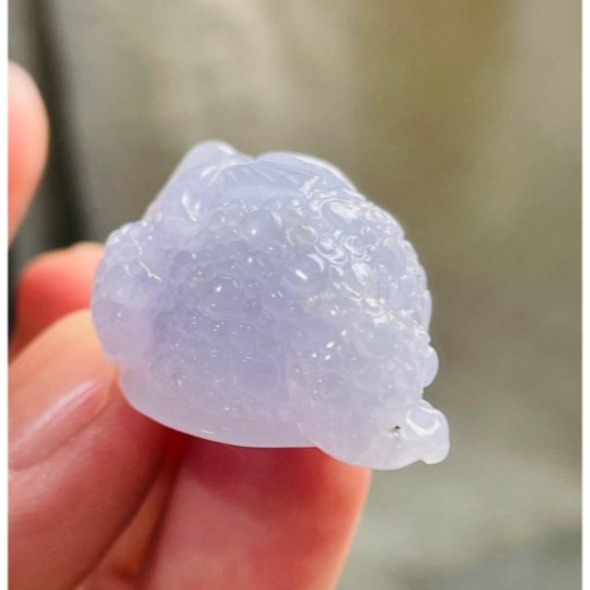 天然A貨緬甸玉 冰潤櫻花紫三腳金蟾翡翠玉墜 冰細肉滿色粉嫩紫 手捧元寶嘴銜錢多多數不完-細節圖6