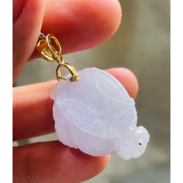 天然A貨緬甸玉 冰潤櫻花紫三腳金蟾翡翠玉墜 冰細肉滿色粉嫩紫 手捧元寶嘴銜錢多多數不完-細節圖7