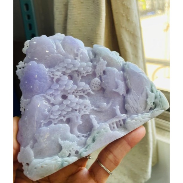 天然A貨緬甸玉 冰潤亮紫俏綠手工雙面精雕奼紫嫣紅翡翠山水擺件 過底粉紫青山綠水點綴 色濃聚色不失色 厚庄內外景交錯層次分-細節圖3