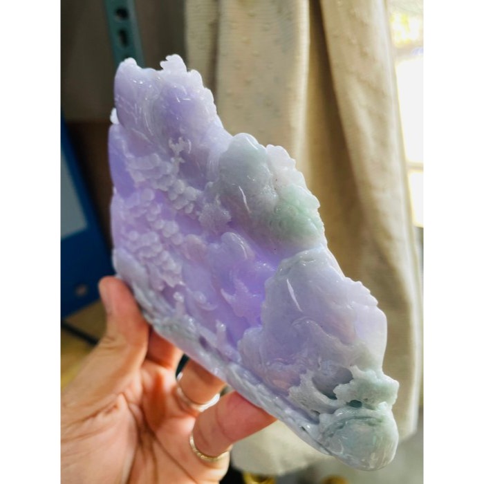 天然A貨緬甸玉 冰潤亮紫俏綠手工雙面精雕奼紫嫣紅翡翠山水擺件 過底粉紫青山綠水點綴 色濃聚色不失色 厚庄內外景交錯層次分-細節圖5