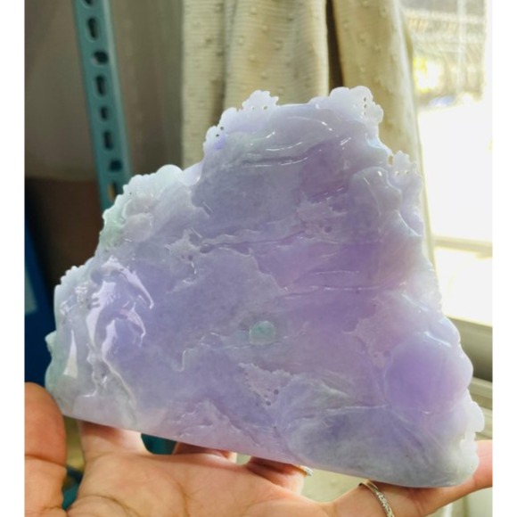 天然A貨緬甸玉 冰潤亮紫俏綠手工雙面精雕奼紫嫣紅翡翠山水擺件 過底粉紫青山綠水點綴 色濃聚色不失色 厚庄內外景交錯層次分-細節圖7