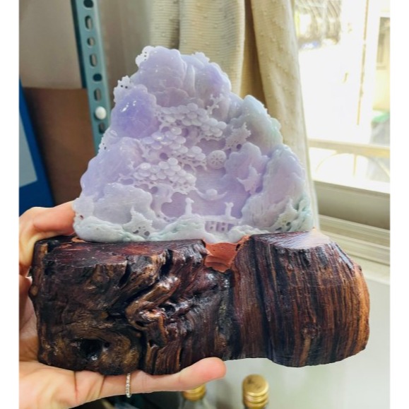 天然A貨緬甸玉 冰潤亮紫俏綠手工雙面精雕奼紫嫣紅翡翠山水擺件 過底粉紫青山綠水點綴 色濃聚色不失色 厚庄內外景交錯層次分-細節圖8