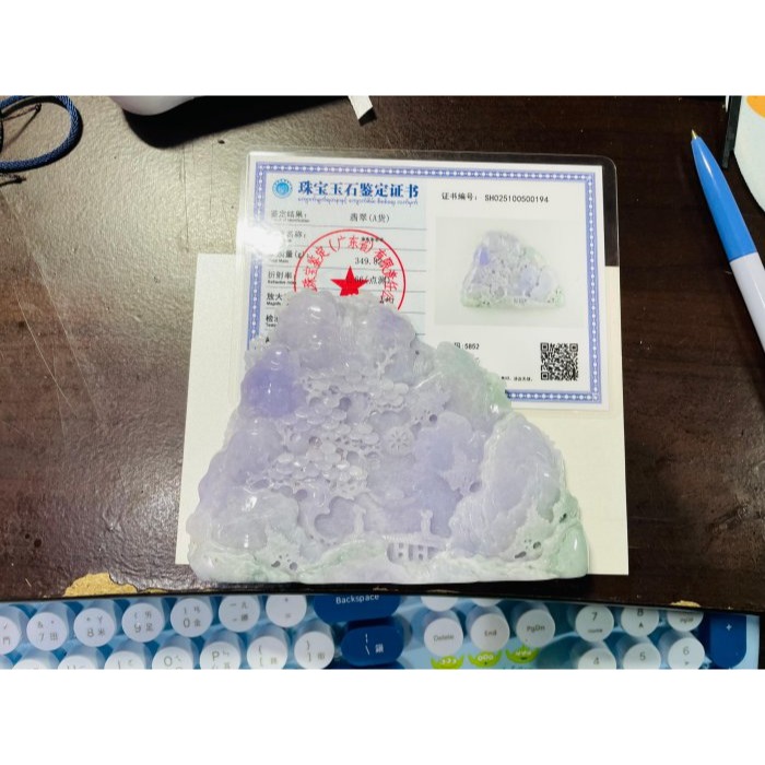 天然A貨緬甸玉 冰潤亮紫俏綠手工雙面精雕奼紫嫣紅翡翠山水擺件 過底粉紫青山綠水點綴 色濃聚色不失色 厚庄內外景交錯層次分-細節圖10