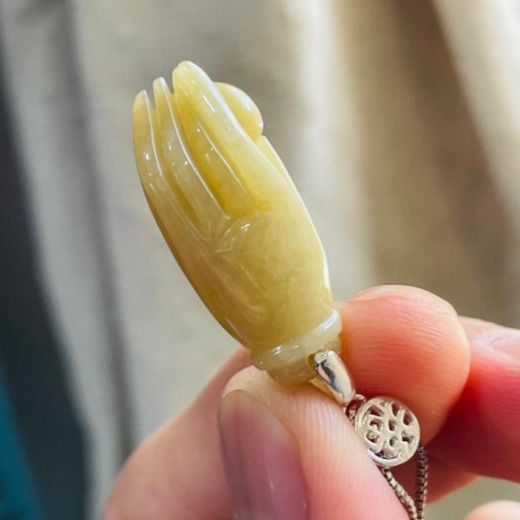 天然A貨緬甸玉 冰潤梨黃手工雕佛手/掌上明珠翡翠玉墜 起冰溫潤光滑 色滿勻稱-細節圖4