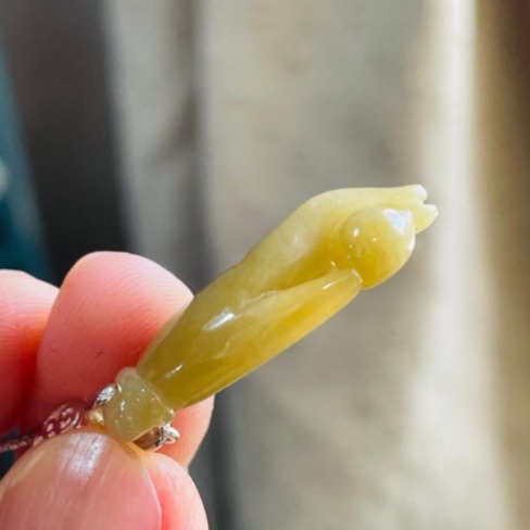 天然A貨緬甸玉 冰潤梨黃手工雕佛手/掌上明珠翡翠玉墜 起冰溫潤光滑 色滿勻稱-細節圖5