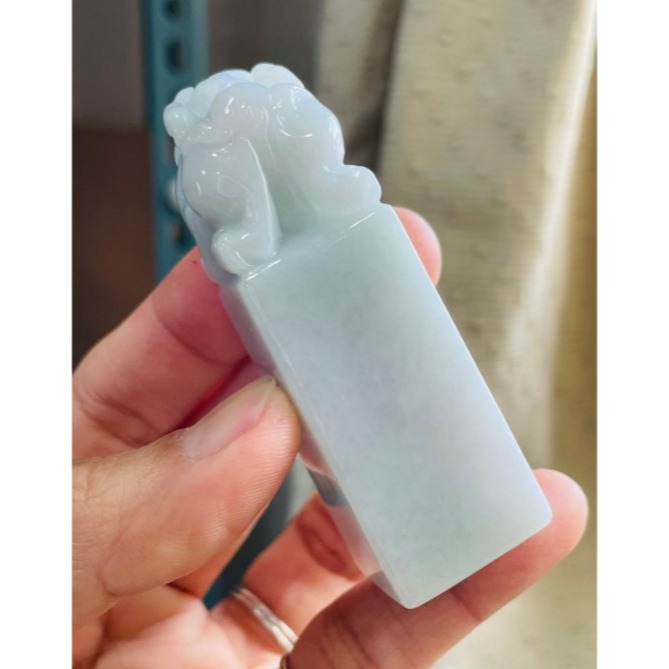 天然A貨緬甸玉 細潤淡綠手工雕招財貔貅翡翠印章/正方印/私章 細肉無晶體 帶色色滿勻稱 2.1公分大印體-細節圖4