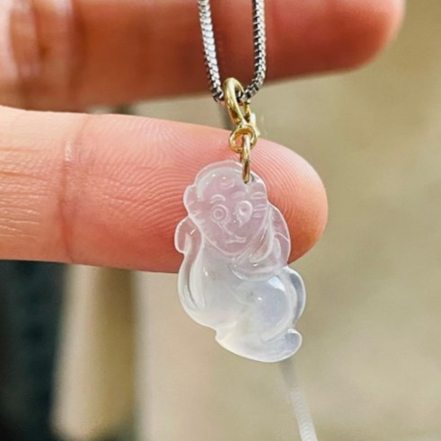 天然A貨緬甸玉 放光 冰玻種白月光手工巧雕猴采頭翡翠隨意扣小玉墜 泛光晶透全透字-細節圖3