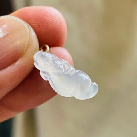 天然A貨緬甸玉 放光 冰玻種白月光手工巧雕猴采頭翡翠隨意扣小玉墜 泛光晶透全透字-細節圖5