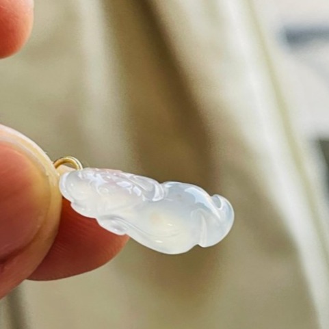 天然A貨緬甸玉 放光 冰玻種白月光手工巧雕猴采頭翡翠隨意扣小玉墜 泛光晶透全透字-細節圖6