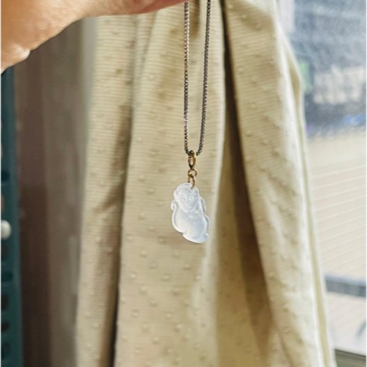 天然A貨緬甸玉 放光 冰玻種白月光手工巧雕猴采頭翡翠隨意扣小玉墜 泛光晶透全透字-細節圖8