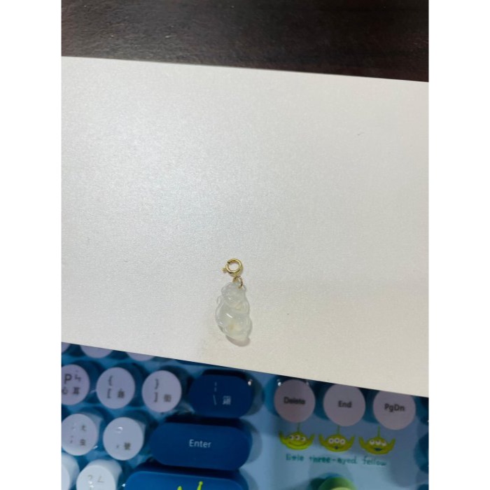 天然A貨緬甸玉 放光 冰玻種白月光手工巧雕猴采頭翡翠隨意扣小玉墜 泛光晶透全透字-細節圖11