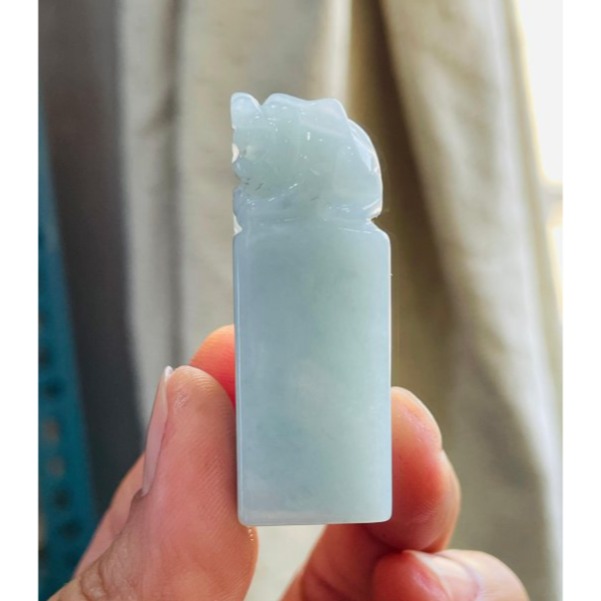 天然A貨緬甸玉 細潤藍綠手工雕招財納福貔貅翡翠印章/私章/方印 光滑細肉 勻稱滿底色 手捧元寶-細節圖2