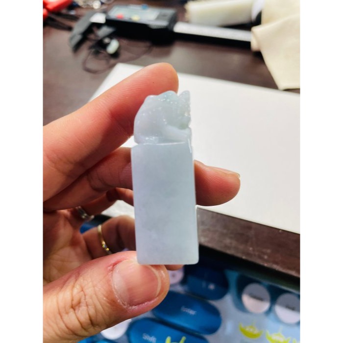 天然A貨緬甸玉 細潤藍綠手工雕招財納福貔貅翡翠印章/私章/方印 光滑細肉 勻稱滿底色 手捧元寶-細節圖10