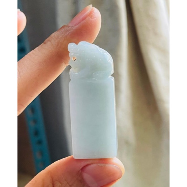 天然A貨緬甸玉 細潤淺藍綠手工雕招財納福貔貅翡翠印章/私章/方印 光滑細肉 勻稱滿底色 手捧元寶-細節圖2