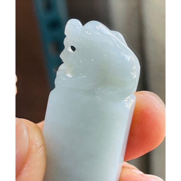 天然A貨緬甸玉 細潤淺藍綠手工雕招財納福貔貅翡翠印章/私章/方印 光滑細肉 勻稱滿底色 手捧元寶-細節圖5