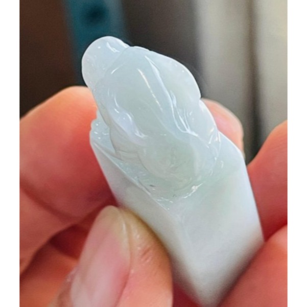 天然A貨緬甸玉 細潤淺藍綠手工雕招財納福貔貅翡翠印章/私章/方印 光滑細肉 勻稱滿底色 手捧元寶-細節圖7