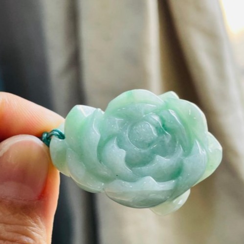 天然A貨緬甸玉 細潤果綠手工雕花開富貴翡翠玉墜/手牌 乾淨膠潤底妝 勻稱滿底色幾抹翠綠增彩 厚實盛開綻放-細節圖2