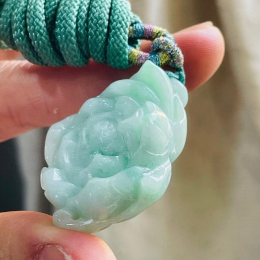 天然A貨緬甸玉 細潤果綠手工雕花開富貴翡翠玉墜/手牌 乾淨膠潤底妝 勻稱滿底色幾抹翠綠增彩 厚實盛開綻放-細節圖3