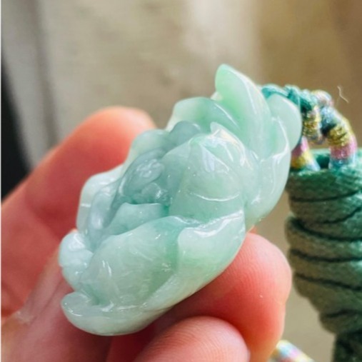 天然A貨緬甸玉 細潤果綠手工雕花開富貴翡翠玉墜/手牌 乾淨膠潤底妝 勻稱滿底色幾抹翠綠增彩 厚實盛開綻放-細節圖4