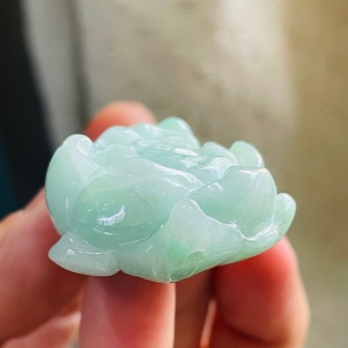 天然A貨緬甸玉 細潤果綠手工雕花開富貴翡翠玉墜/手牌 乾淨膠潤底妝 勻稱滿底色幾抹翠綠增彩 厚實盛開綻放-細節圖5