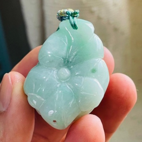 天然A貨緬甸玉 細潤果綠手工雕花開富貴翡翠玉墜/手牌 乾淨膠潤底妝 勻稱滿底色幾抹翠綠增彩 厚實盛開綻放-細節圖6