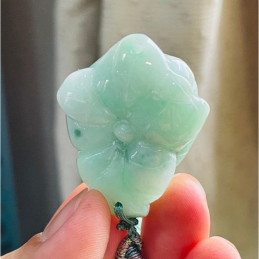 天然A貨緬甸玉 細潤果綠手工雕花開富貴翡翠玉墜/手牌 乾淨膠潤底妝 勻稱滿底色幾抹翠綠增彩 厚實盛開綻放-細節圖7
