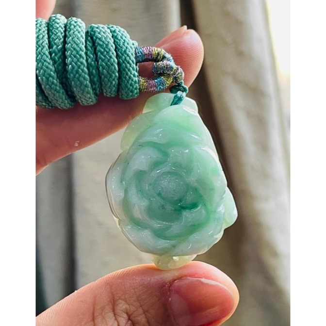 天然A貨緬甸玉 細潤果綠手工雕花開富貴翡翠玉墜/手牌 乾淨膠潤底妝 勻稱滿底色幾抹翠綠增彩 厚實盛開綻放-細節圖8