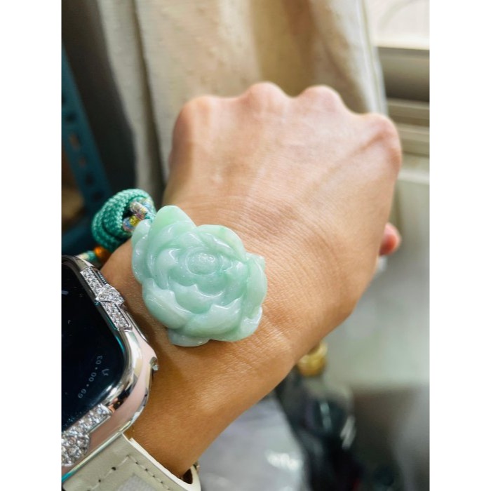 天然A貨緬甸玉 細潤果綠手工雕花開富貴翡翠玉墜/手牌 乾淨膠潤底妝 勻稱滿底色幾抹翠綠增彩 厚實盛開綻放-細節圖9