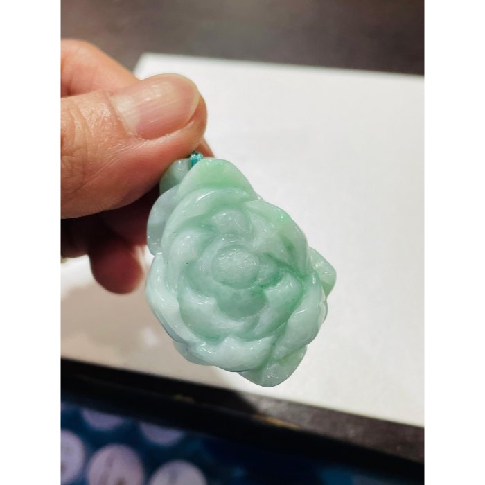 天然A貨緬甸玉 細潤果綠手工雕花開富貴翡翠玉墜/手牌 乾淨膠潤底妝 勻稱滿底色幾抹翠綠增彩 厚實盛開綻放-細節圖10