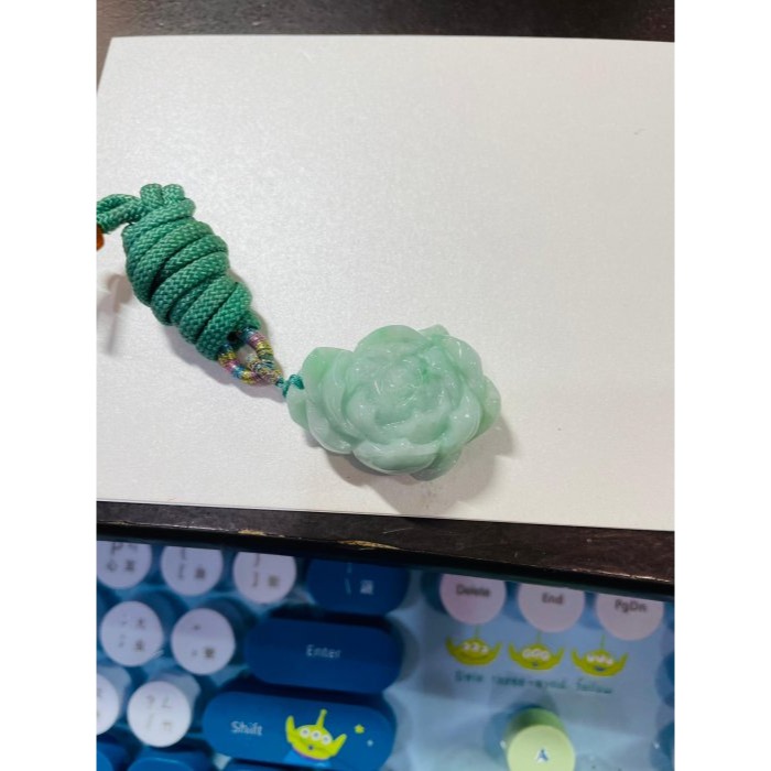 天然A貨緬甸玉 細潤果綠手工雕花開富貴翡翠玉墜/手牌 乾淨膠潤底妝 勻稱滿底色幾抹翠綠增彩 厚實盛開綻放-細節圖11