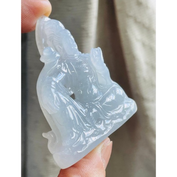 天然A貨緬甸玉 冰種白月光精工透雕自在觀音翡翠佛牌 冰膠透粉透藍 帶剛性泛藍光 精開莊嚴慈悲法像 附台証-細節圖3