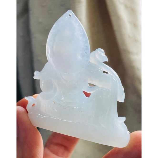天然A貨緬甸玉 冰種白月光精工透雕自在觀音翡翠佛牌 冰膠透粉透藍 帶剛性泛藍光 精開莊嚴慈悲法像 附台証-細節圖7