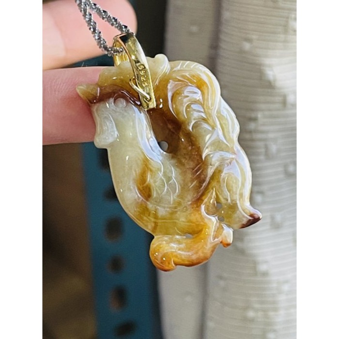 天然A貨緬甸玉 老坑漸變紅大吉大利/天賜良機翡翠玉墜 天然雪梨黃漸變紅 色過底油亮光澤自現 雕工俏皮可愛公雞-細節圖2