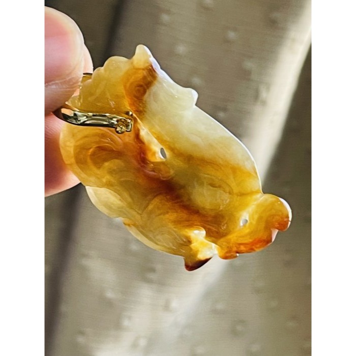 天然A貨緬甸玉 老坑漸變紅大吉大利/天賜良機翡翠玉墜 天然雪梨黃漸變紅 色過底油亮光澤自現 雕工俏皮可愛公雞-細節圖5