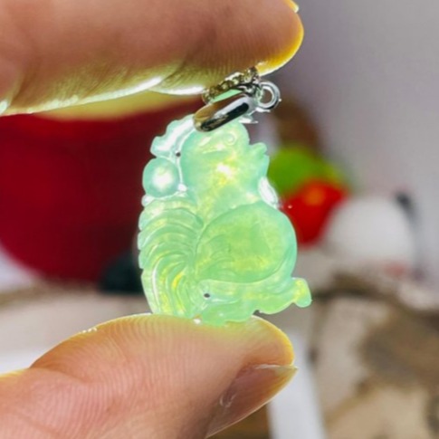 天然A貨緬甸玉 冰種青綠天賜良雞翡翠玉墜 起光感滿色冰綠 色純色滿勻稱 俏皮可愛小公雞-細節圖8