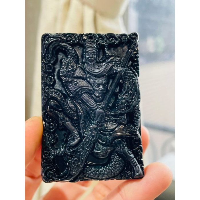 天然A貨緬甸玉 溫潤墨翠御龍關公翡翠玉牌 黑中透綠 顯工霧亮雙工 法像莊嚴 64方正牌形-細節圖2