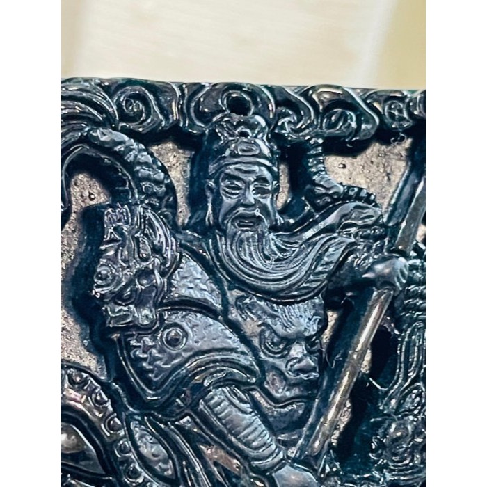 天然A貨緬甸玉 溫潤墨翠御龍關公翡翠玉牌 黑中透綠 顯工霧亮雙工 法像莊嚴 64方正牌形-細節圖3