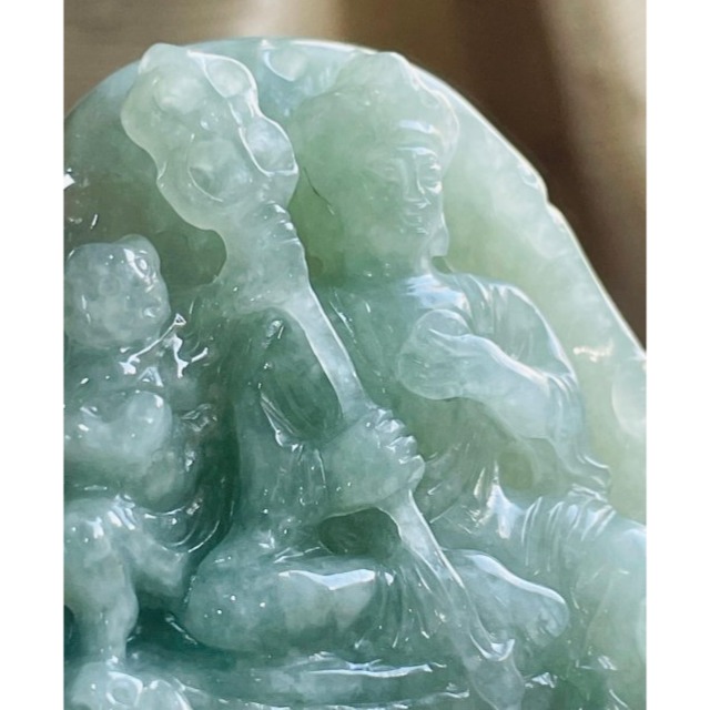 天然A貨緬甸玉 莫西沙 冰潤湖綠坐姿地藏王菩薩翡翠佛牌 滿綠底色冰帶膠感 厚庄完美一刀切牌形-細節圖2