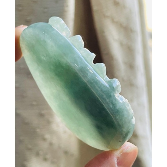 天然A貨緬甸玉 莫西沙 冰潤湖綠坐姿地藏王菩薩翡翠佛牌 滿綠底色冰帶膠感 厚庄完美一刀切牌形-細節圖5