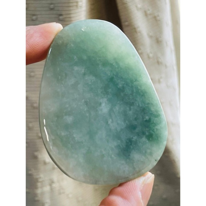 天然A貨緬甸玉 莫西沙 冰潤湖綠坐姿地藏王菩薩翡翠佛牌 滿綠底色冰帶膠感 厚庄完美一刀切牌形-細節圖6