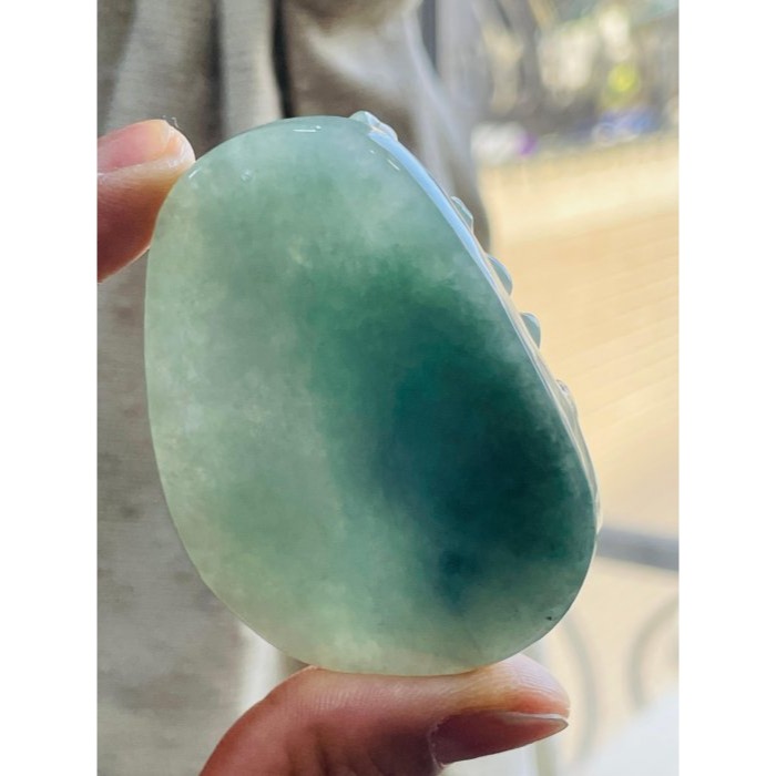 天然A貨緬甸玉 莫西沙 冰潤湖綠坐姿地藏王菩薩翡翠佛牌 滿綠底色冰帶膠感 厚庄完美一刀切牌形-細節圖7